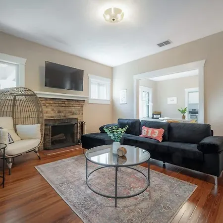 Historic & Cozy Bungalow By Downtown